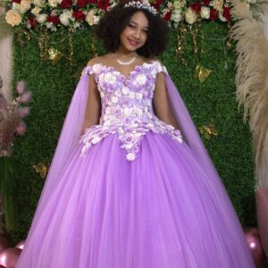 Alquiler de Vestido de quinceañera lila con escote v profundo con  transparencia - Mechita Collection