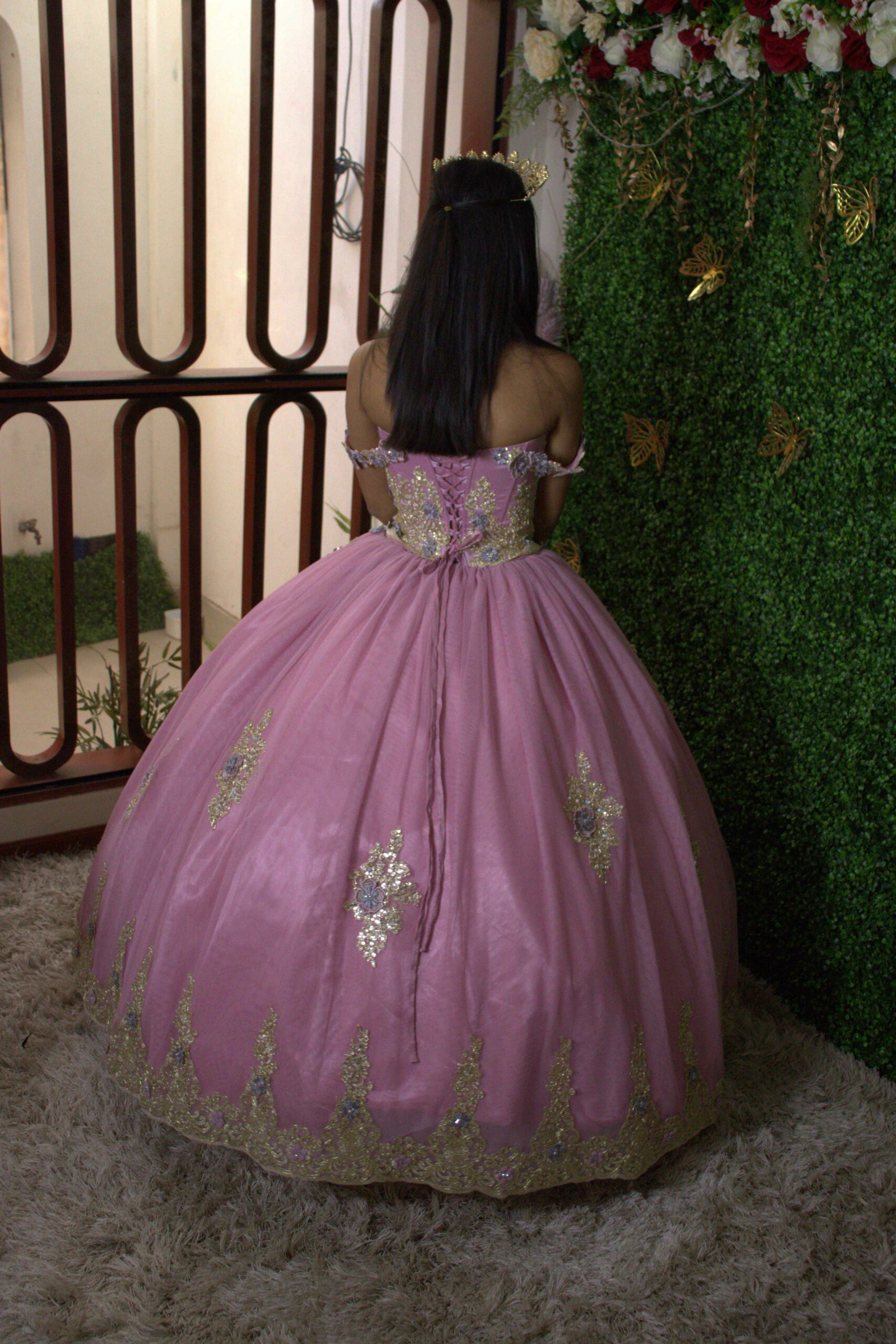 Alquiler de Vestido de quinceañera rosado con dorado - Mechita Collection