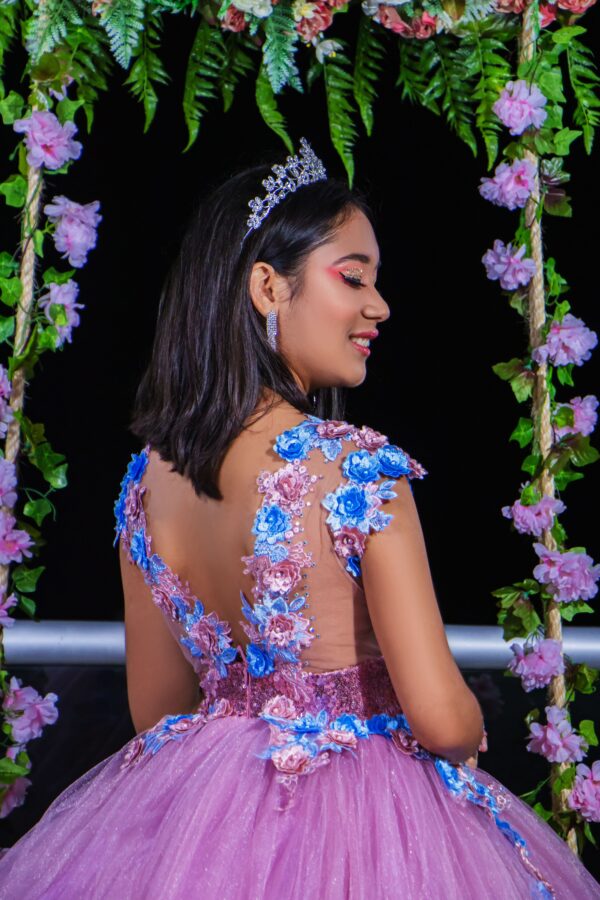 vestido de quinceanera lila con escote v profundo con transparencia