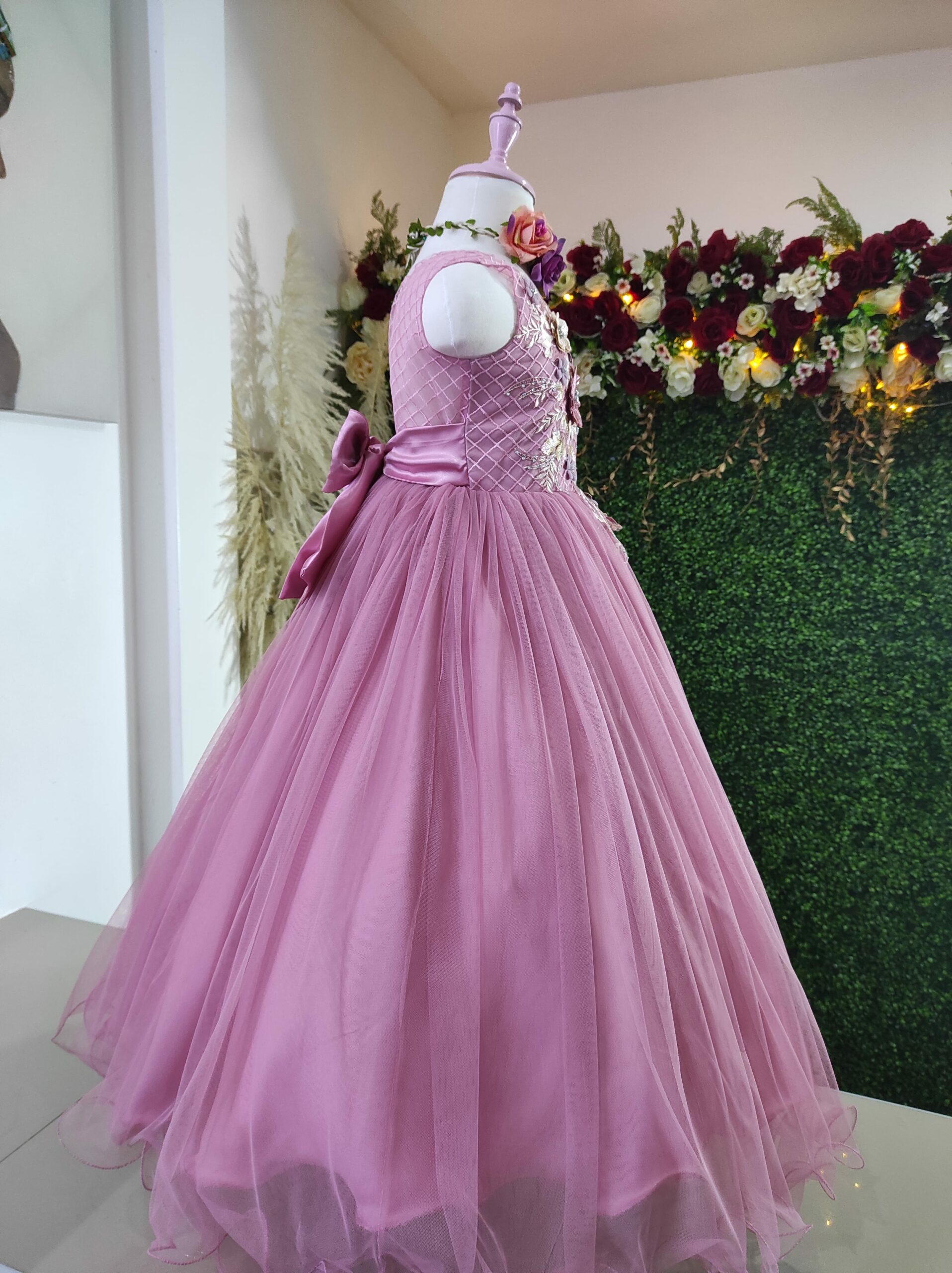 Alquiler de Vestido de niña color palo rosa con aplicaciones en alto  relieve - Mechita Collection