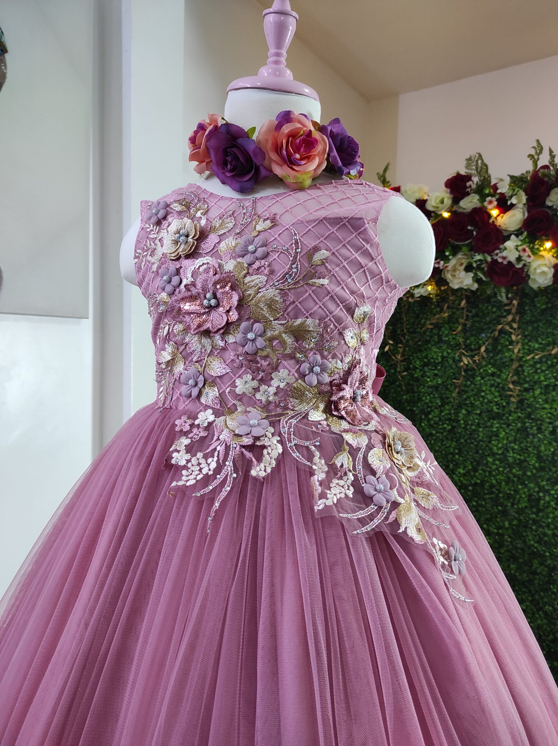 Alquiler de Vestido de niña color palo rosa con aplicaciones en alto  relieve - Mechita Collection